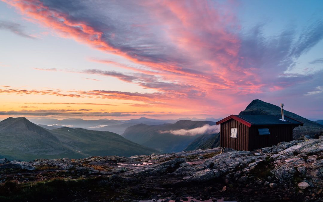 Hut-to-Hut Weekend Hike in Romsdalen Norway (3 days)